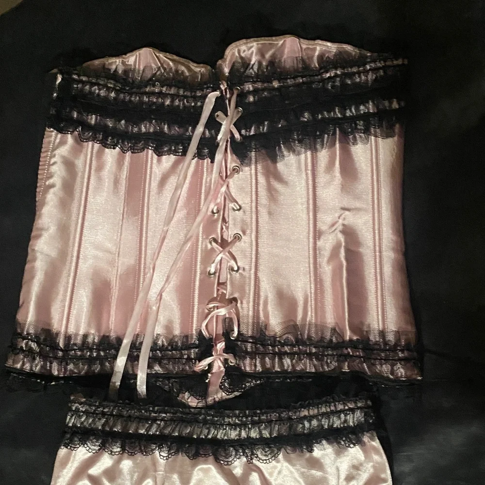 Elegant Vintage Pink and Black Lace Lingerie Set - Picture 2 of 4